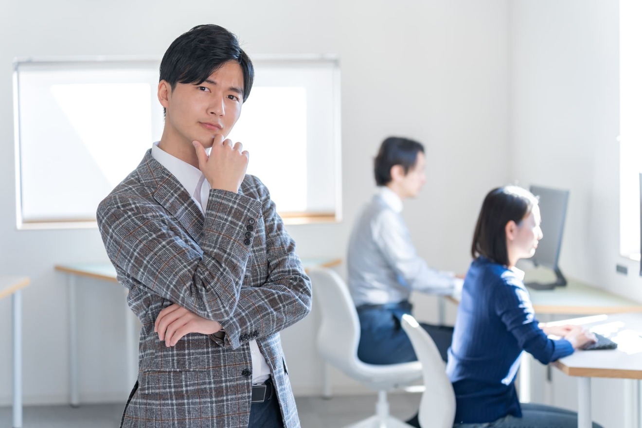 職場で考える男性