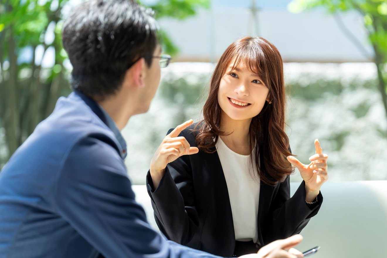 女性社員の意見を聞く男性