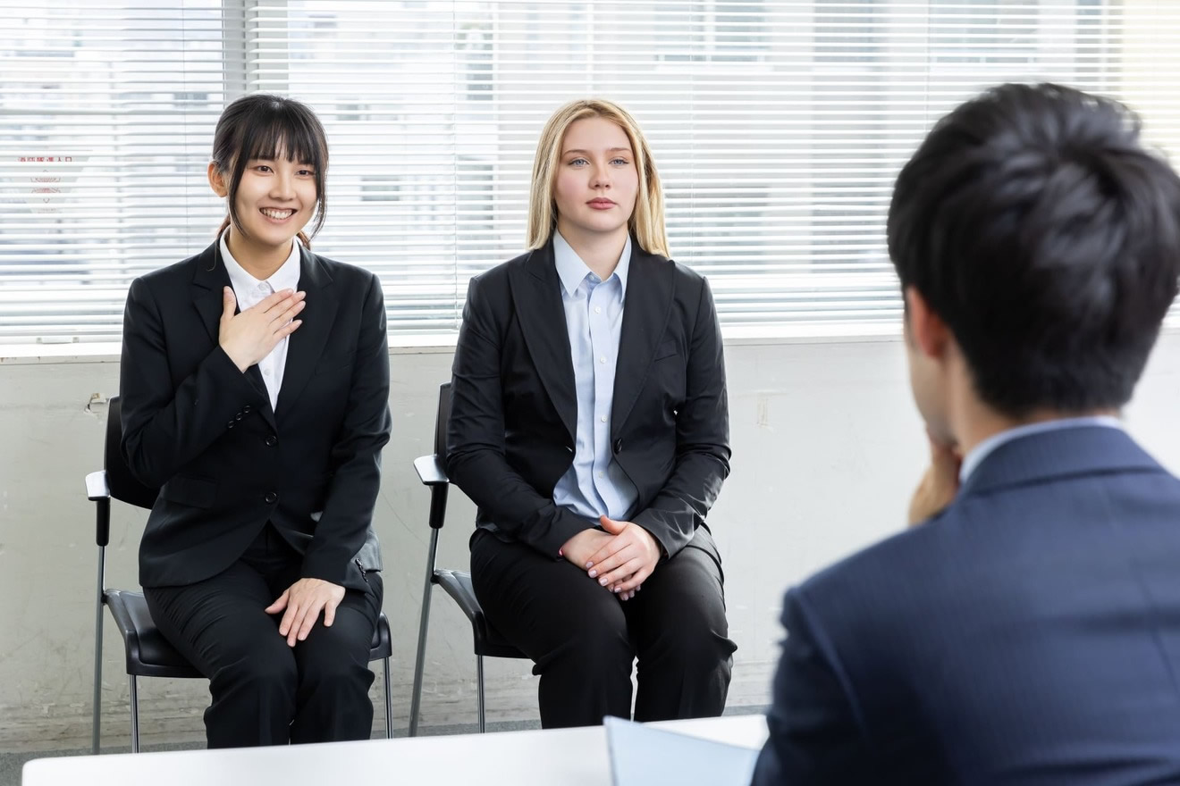 集団面接を受ける女性