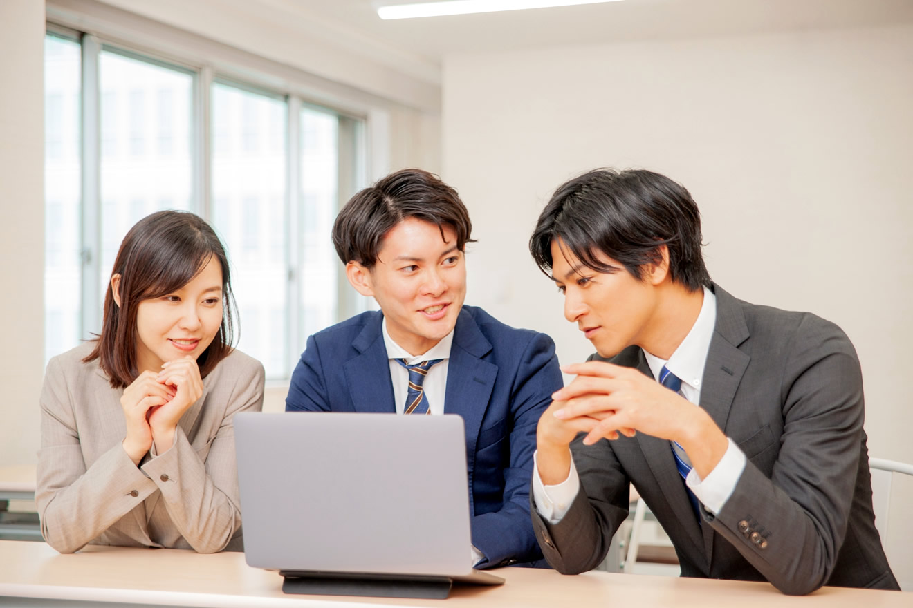 歩留まりの改善を確認する男女のビジネスマン