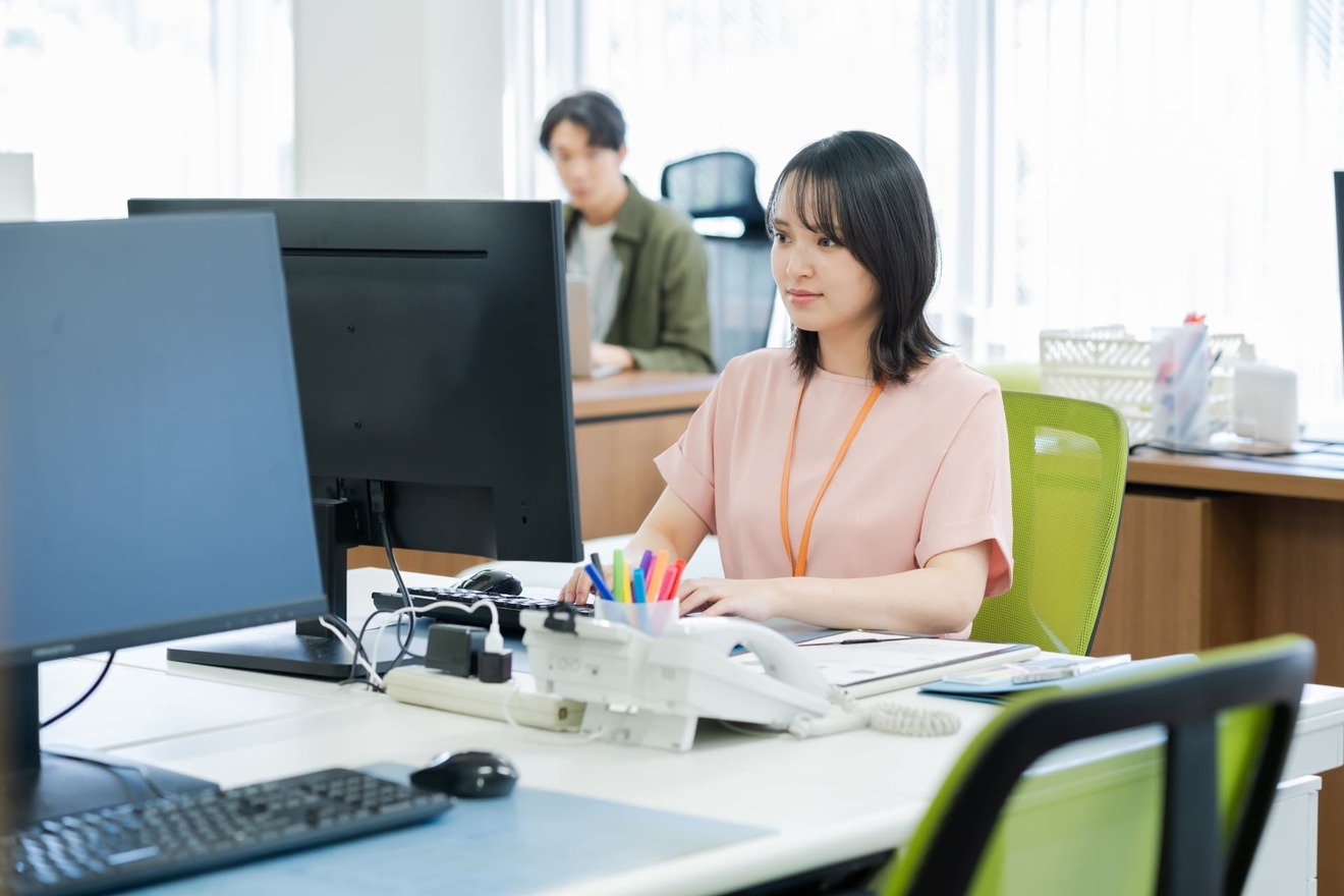 仕事をする女性