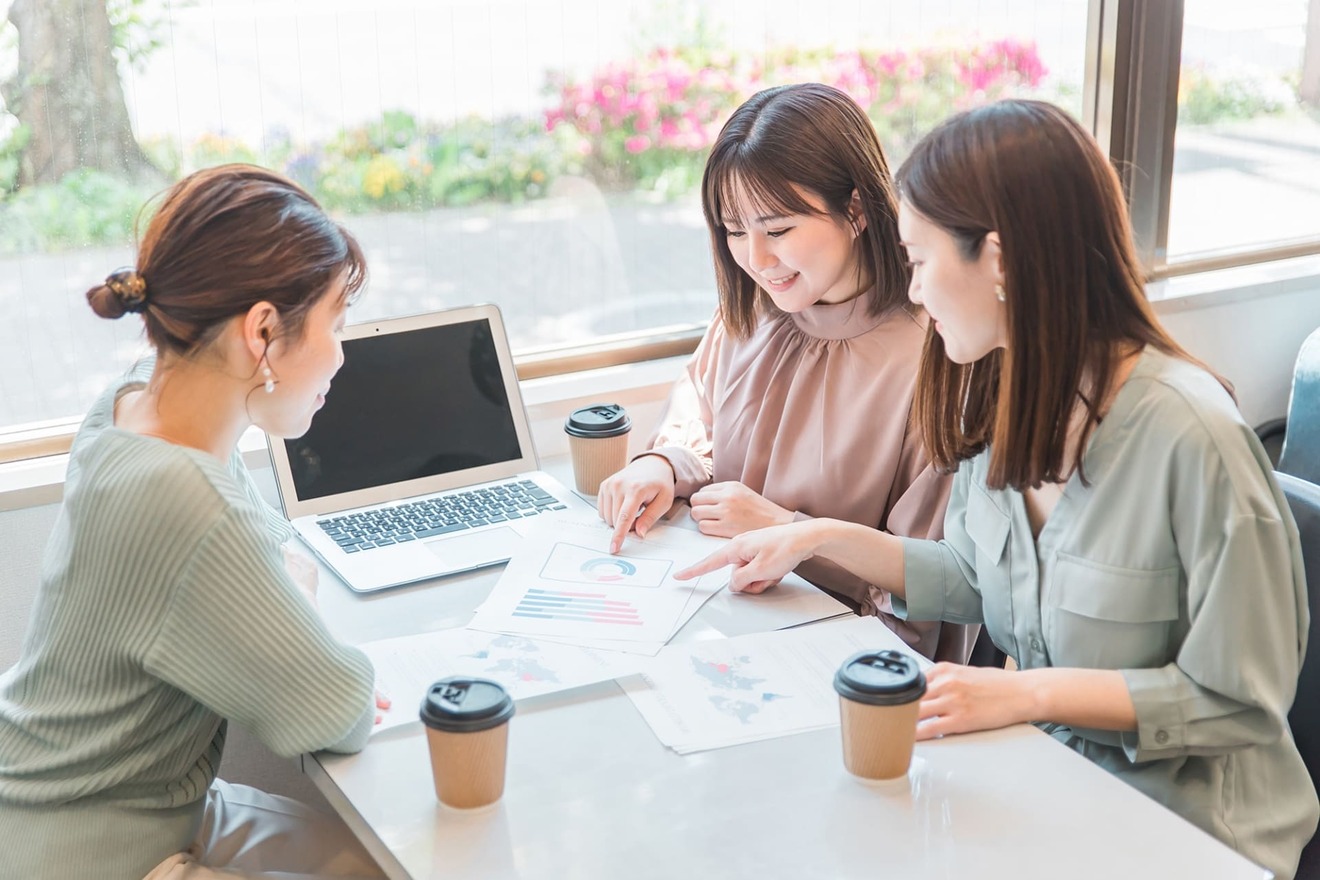 採用フレームワークを選ぶ女性社員